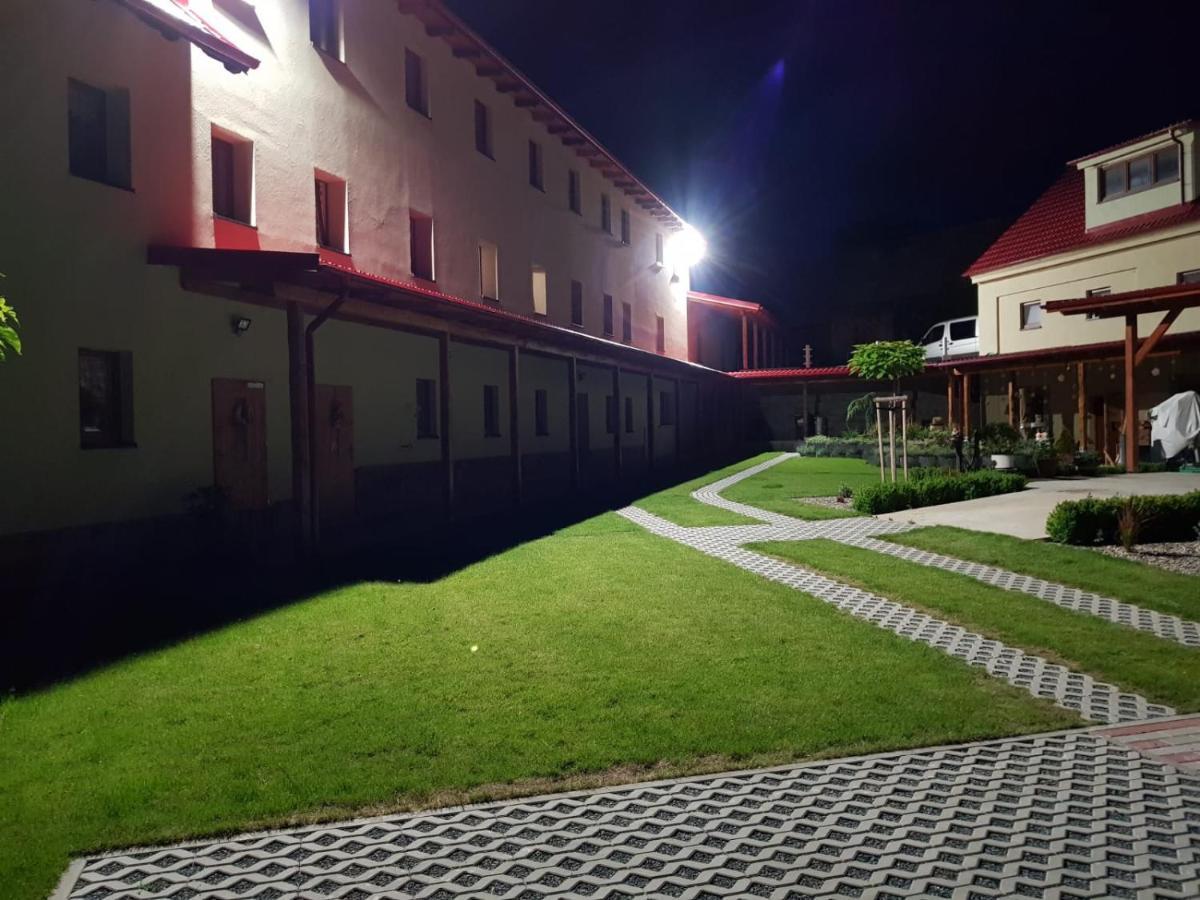 Bendovsky Dvur Bed & Breakfast Dusniky ภายนอก รูปภาพ