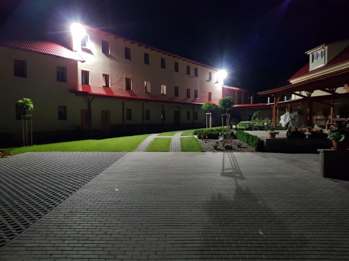 Bendovsky Dvur Bed & Breakfast Dusniky ภายนอก รูปภาพ